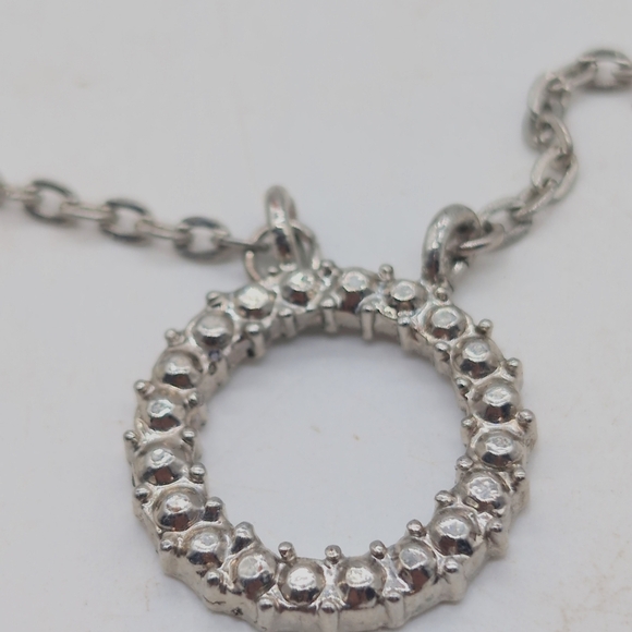 Elegant Circle Wreath Silver Pendant 20 In Necklace Costume - Picture 3 of 4